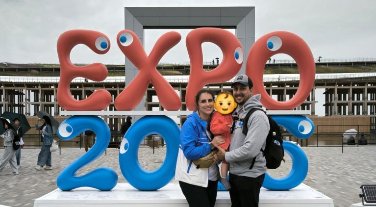 Famille avec bébé à l'Expo Universelle 2025, Osaka, Japon