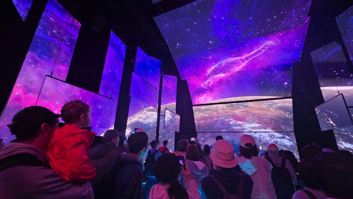 Bébé admire les animaux marins dans le Pavillon Australie, Expo Osaka 2025