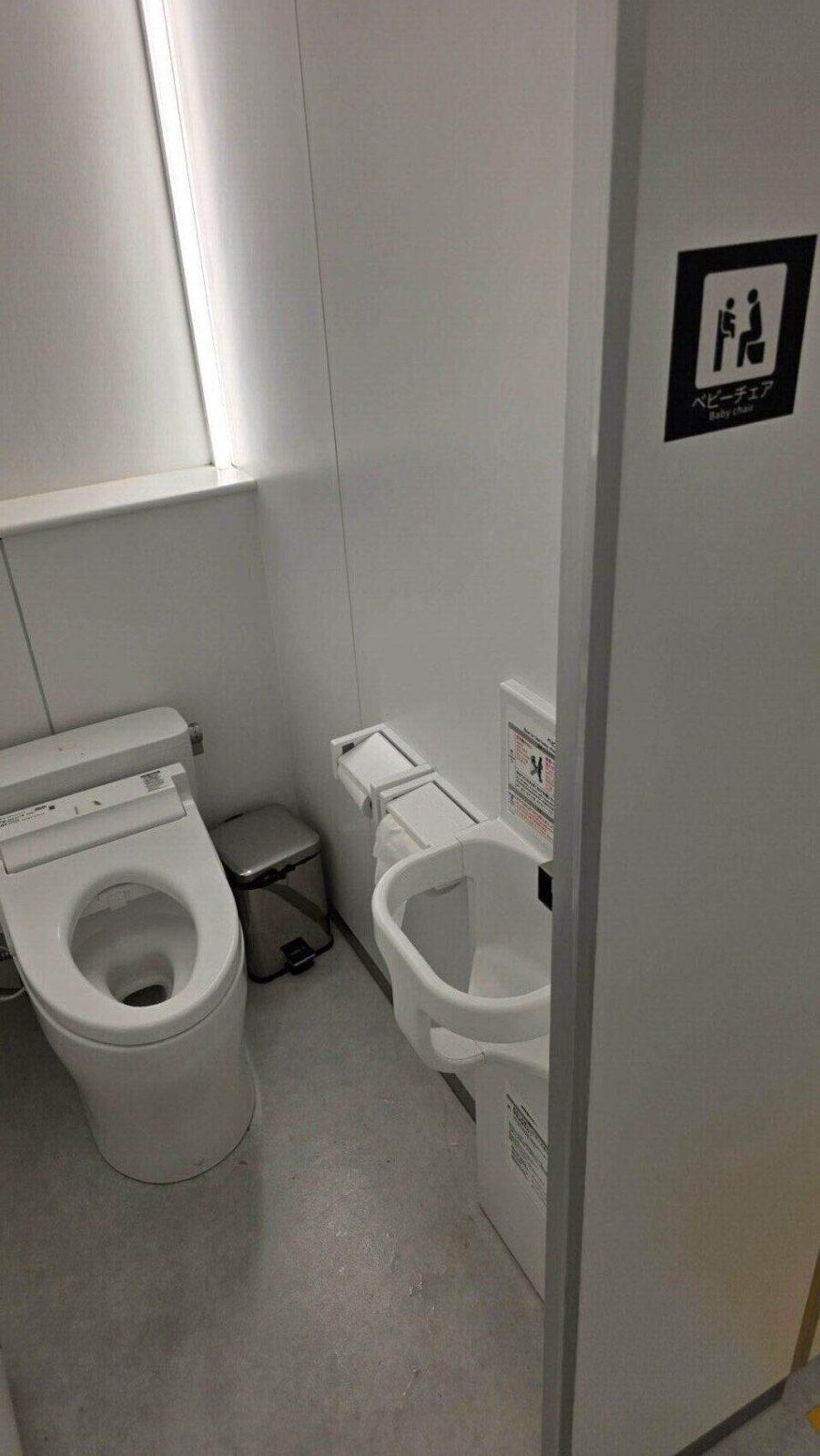 Toilettes japonaises avec siege bébé; Expo d'Osaka